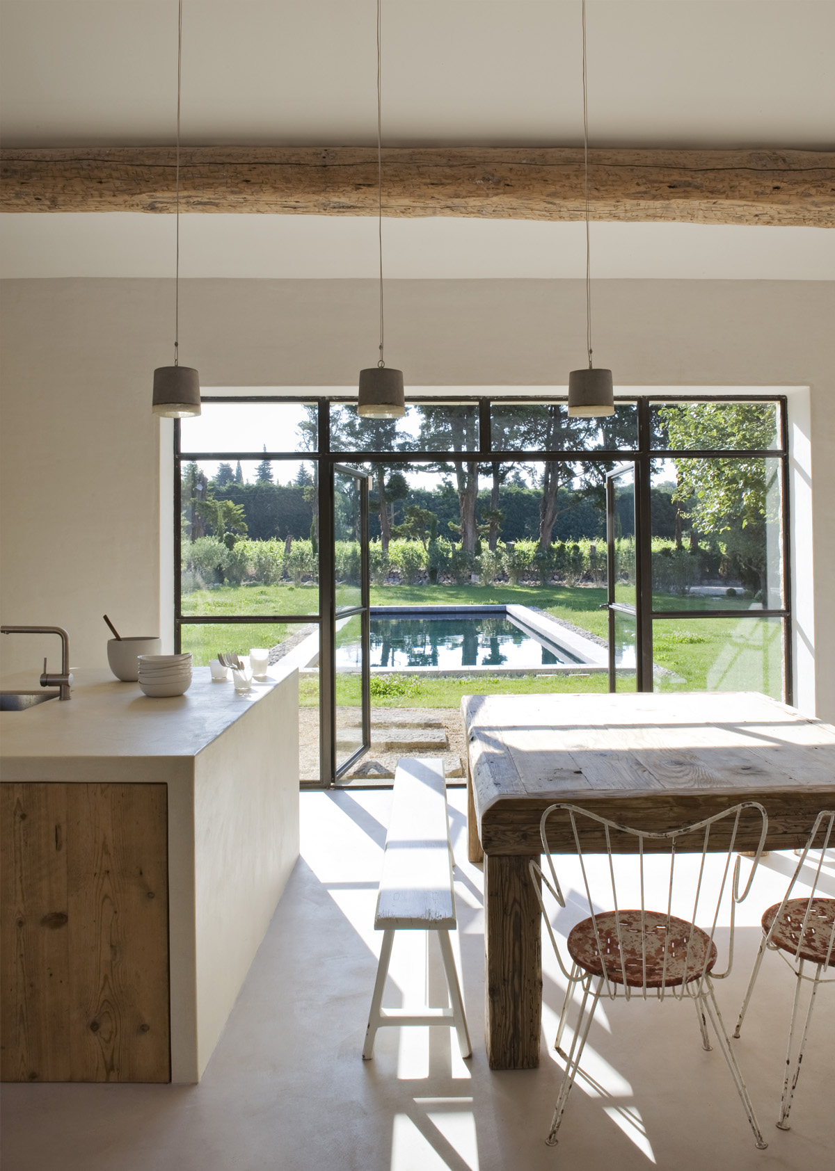 Ilot central et table en poutres anciennes