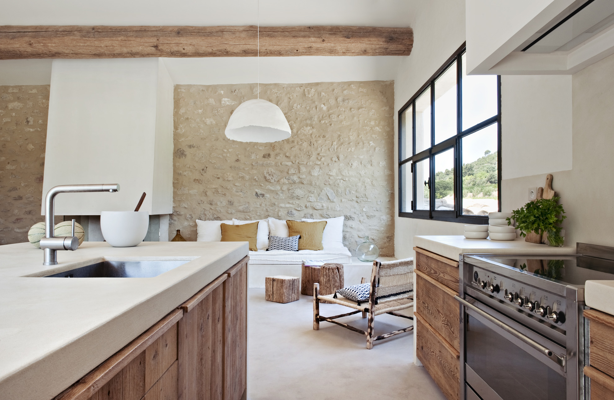 Cuisine en chêne ancien design et plan de travail en béton ciré clair