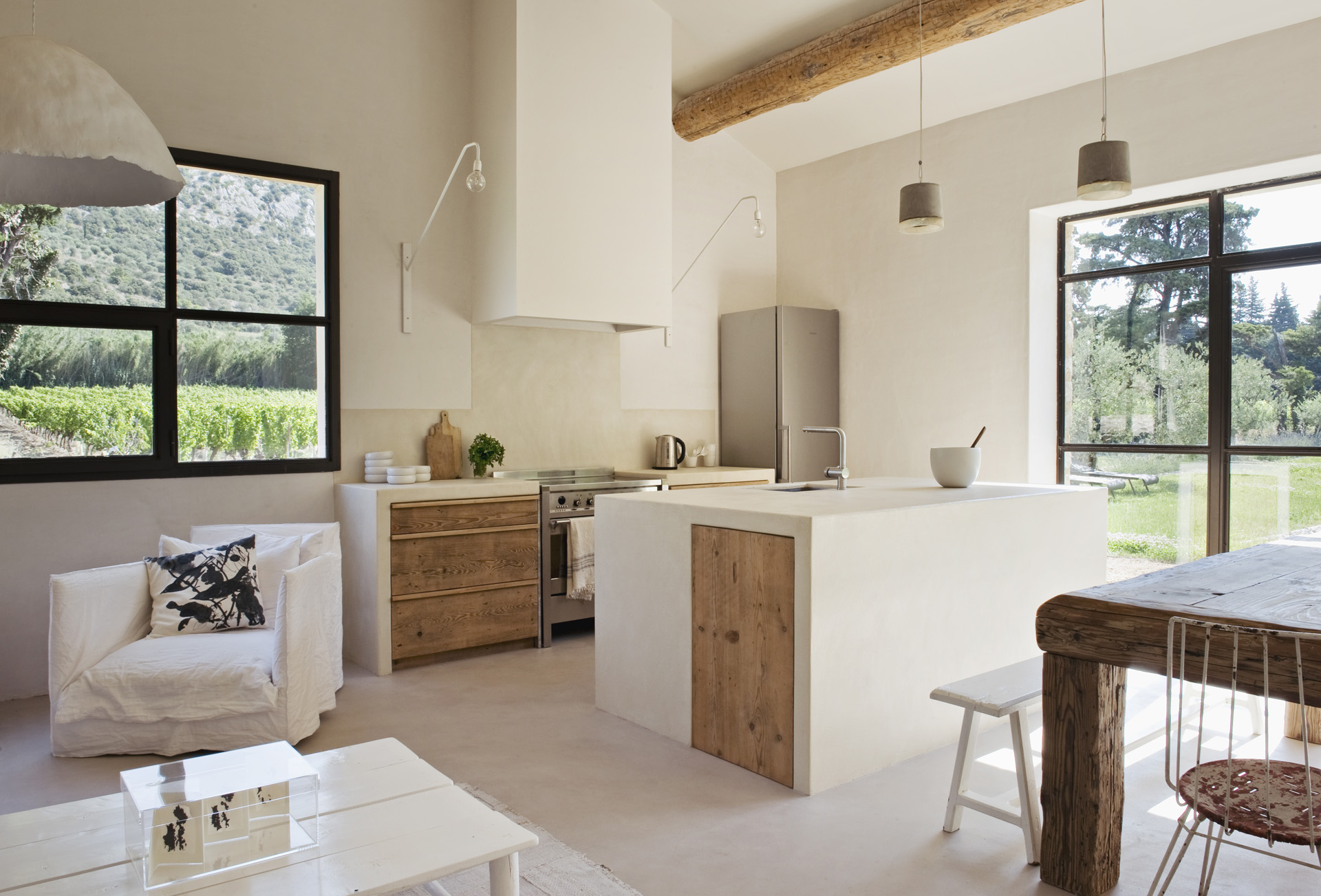 Cuisine en bois brut et béton ciré