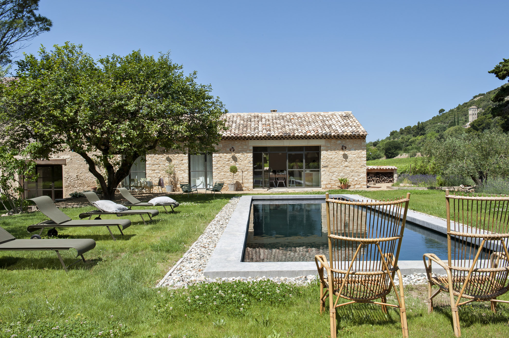 Maison en pierre et piscine en Provence