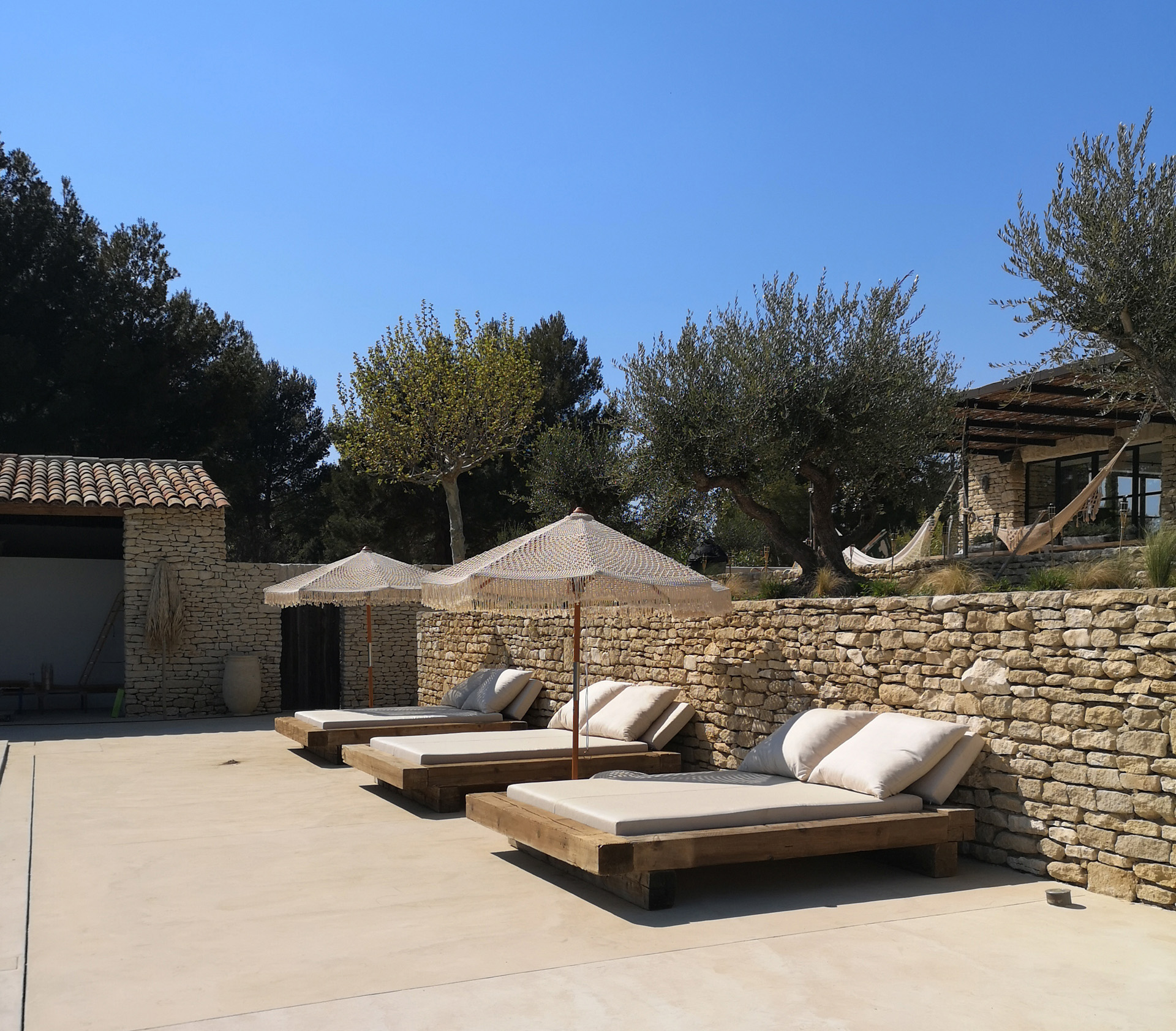Lit de piscine dans le Luberon