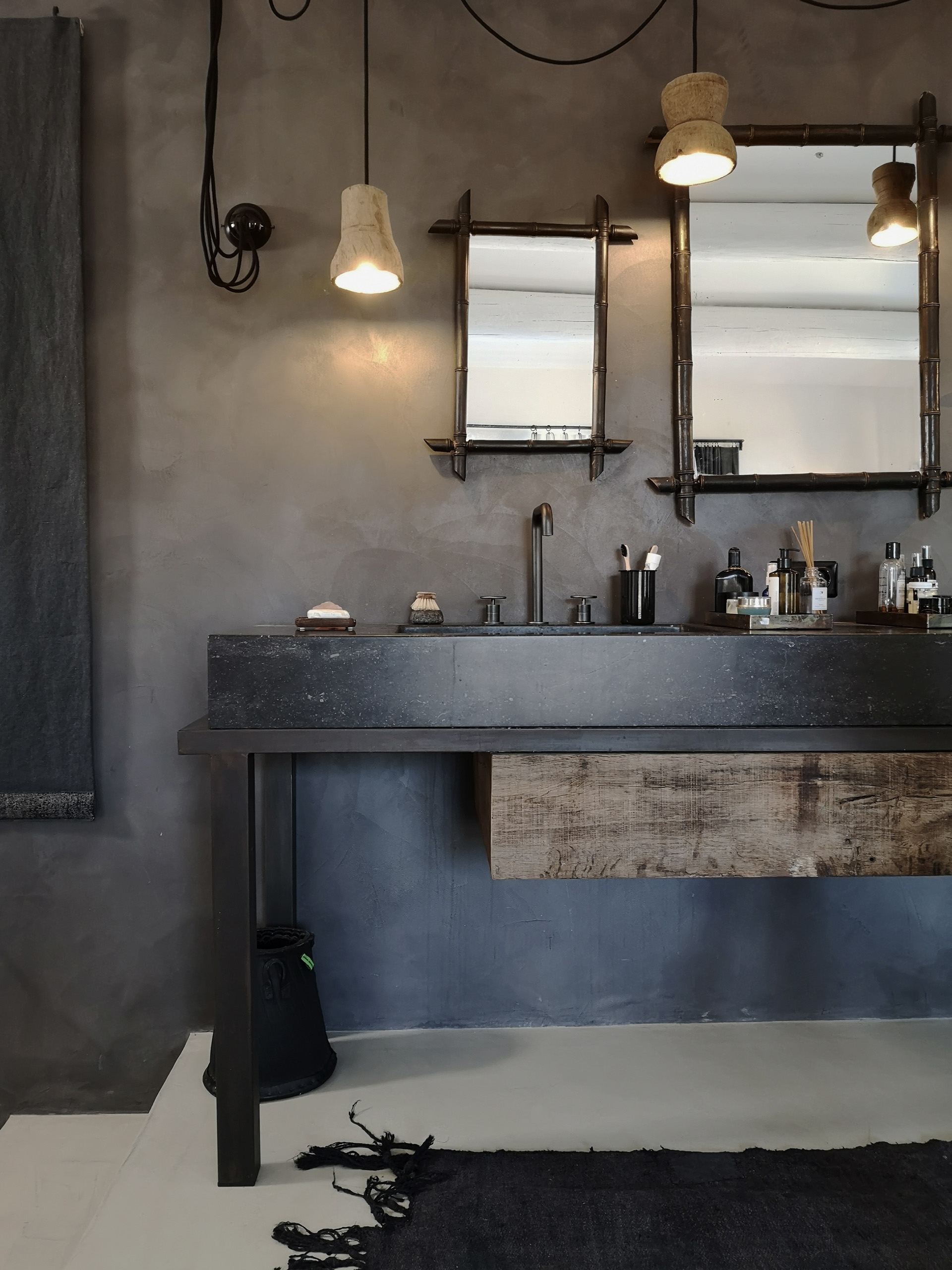 Meuble de salle de bain en acier et tiroir bois