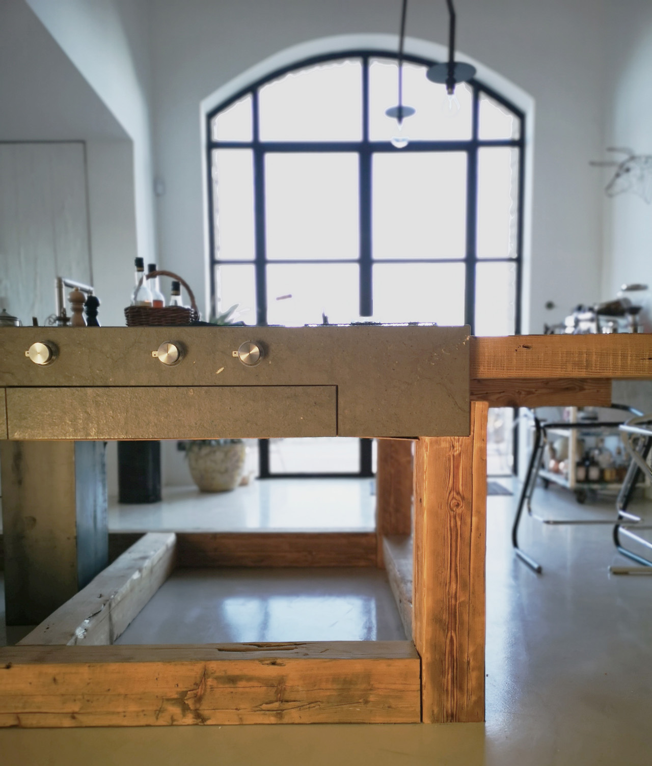 Îlot central de cuisine en béton et bois