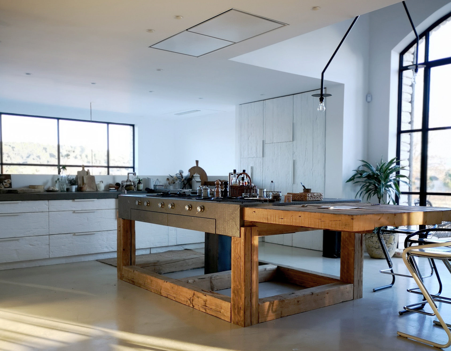 Grande cuisine blanche en bois ancien