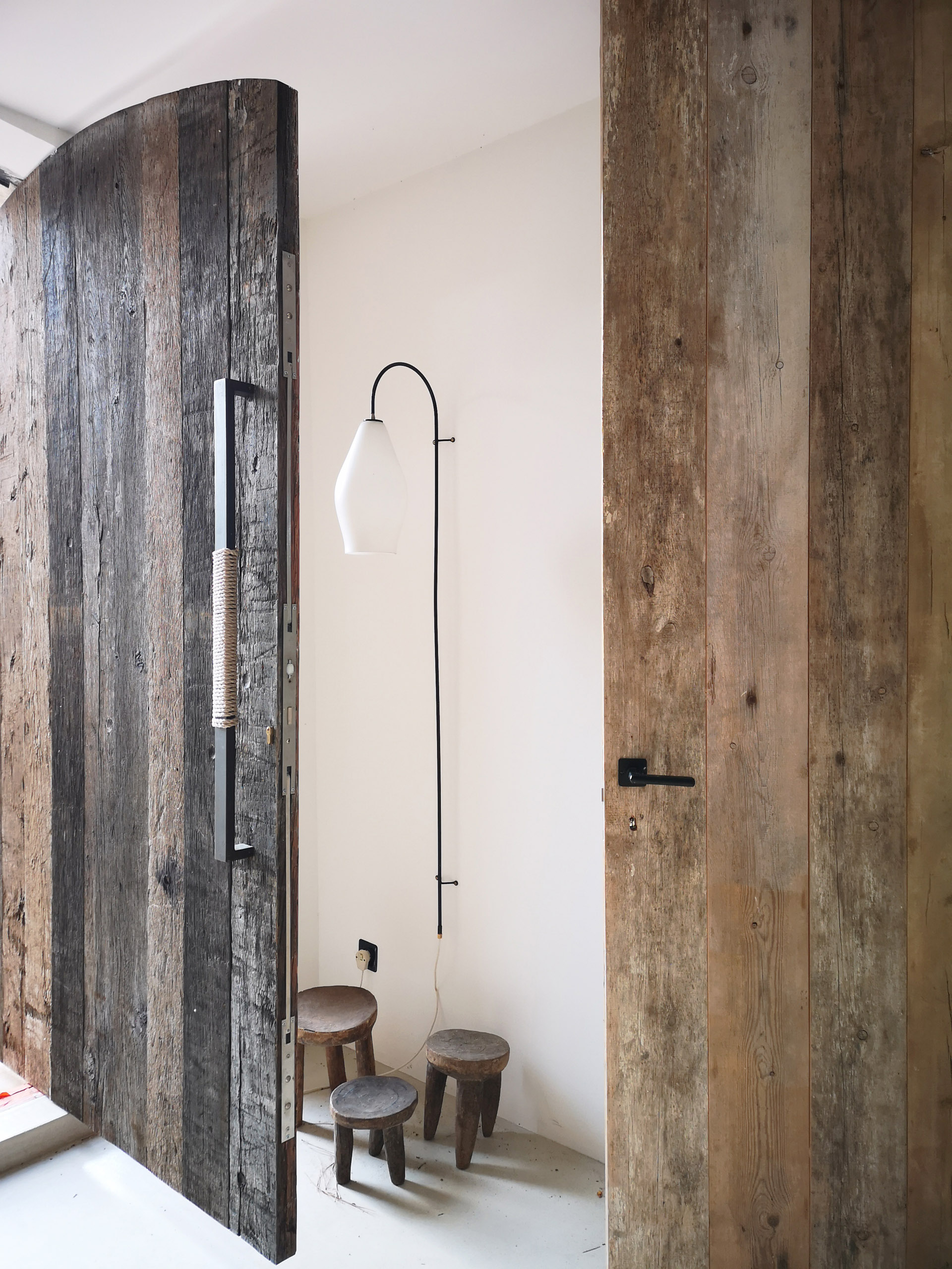 Porte d'entrée en bois ancien