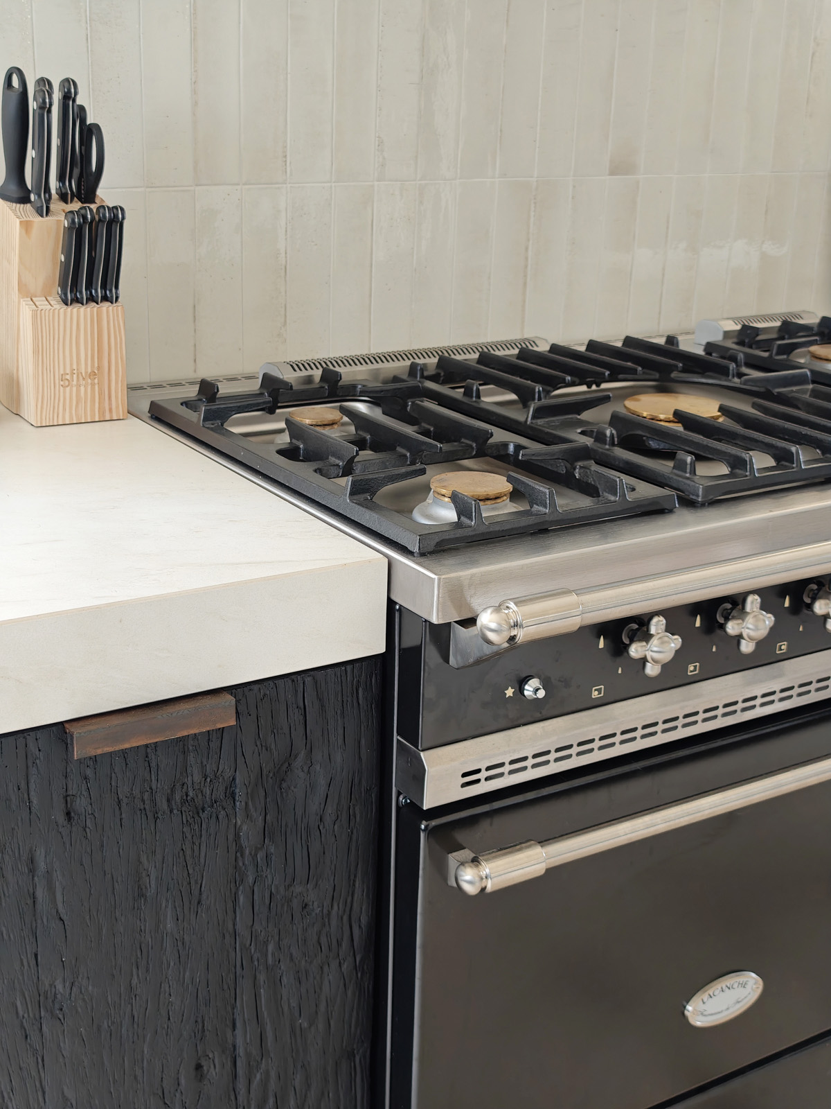 Cuisinière Lacanche noire et façade de cuisine en bois brûlé