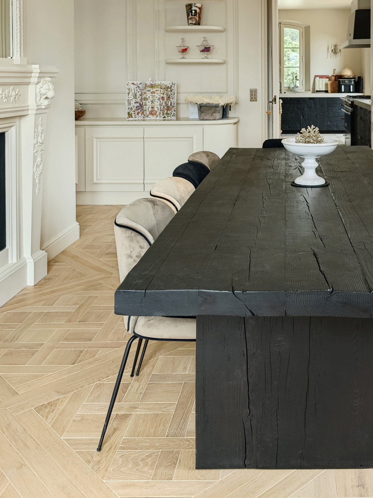 Table de salle à manger en bois brûlé