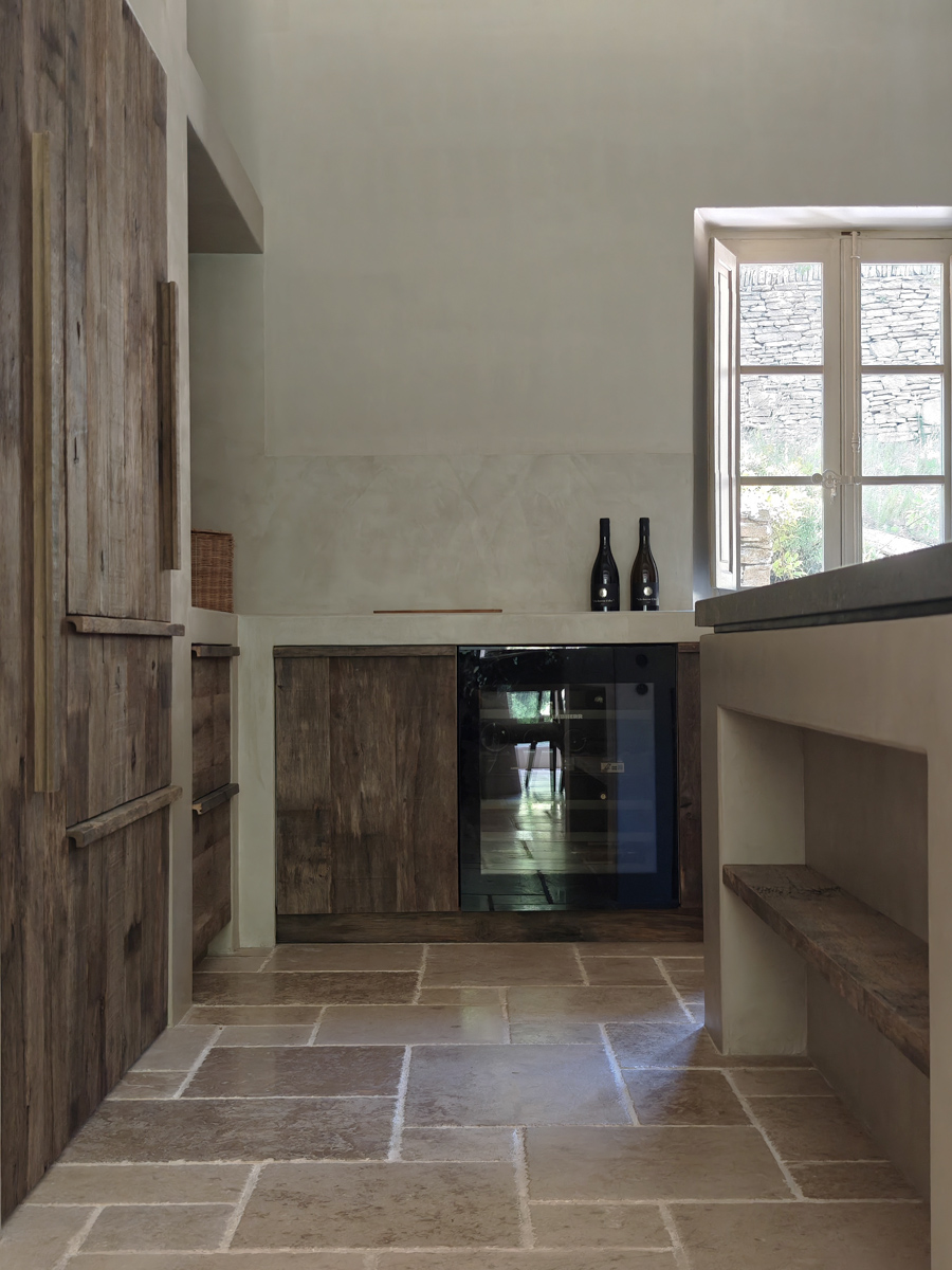 Cave à vin intégré à cuisine en bois.