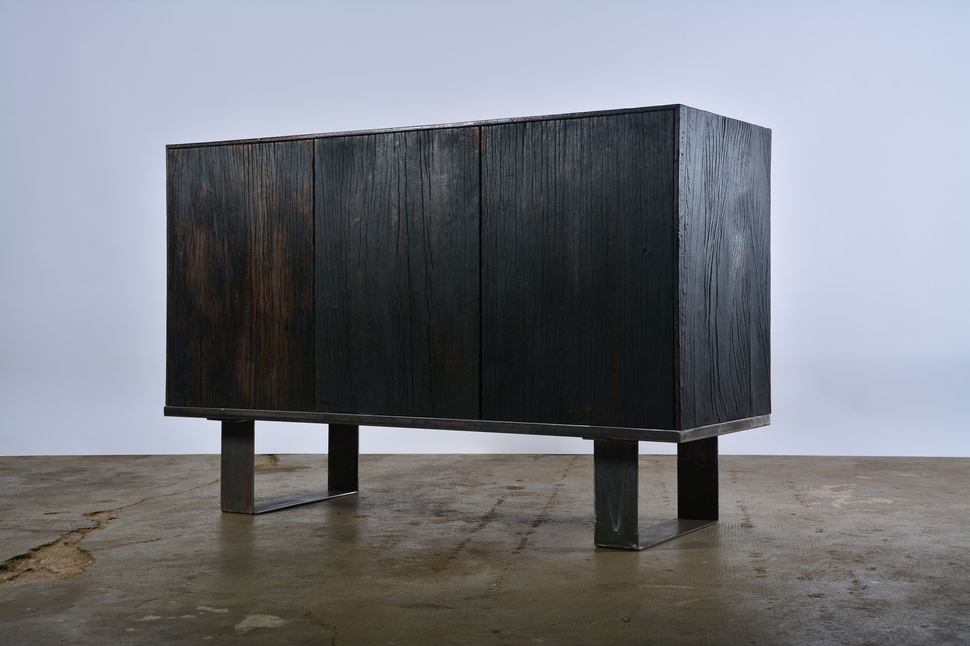 Buffet trois portes en bois brûlé