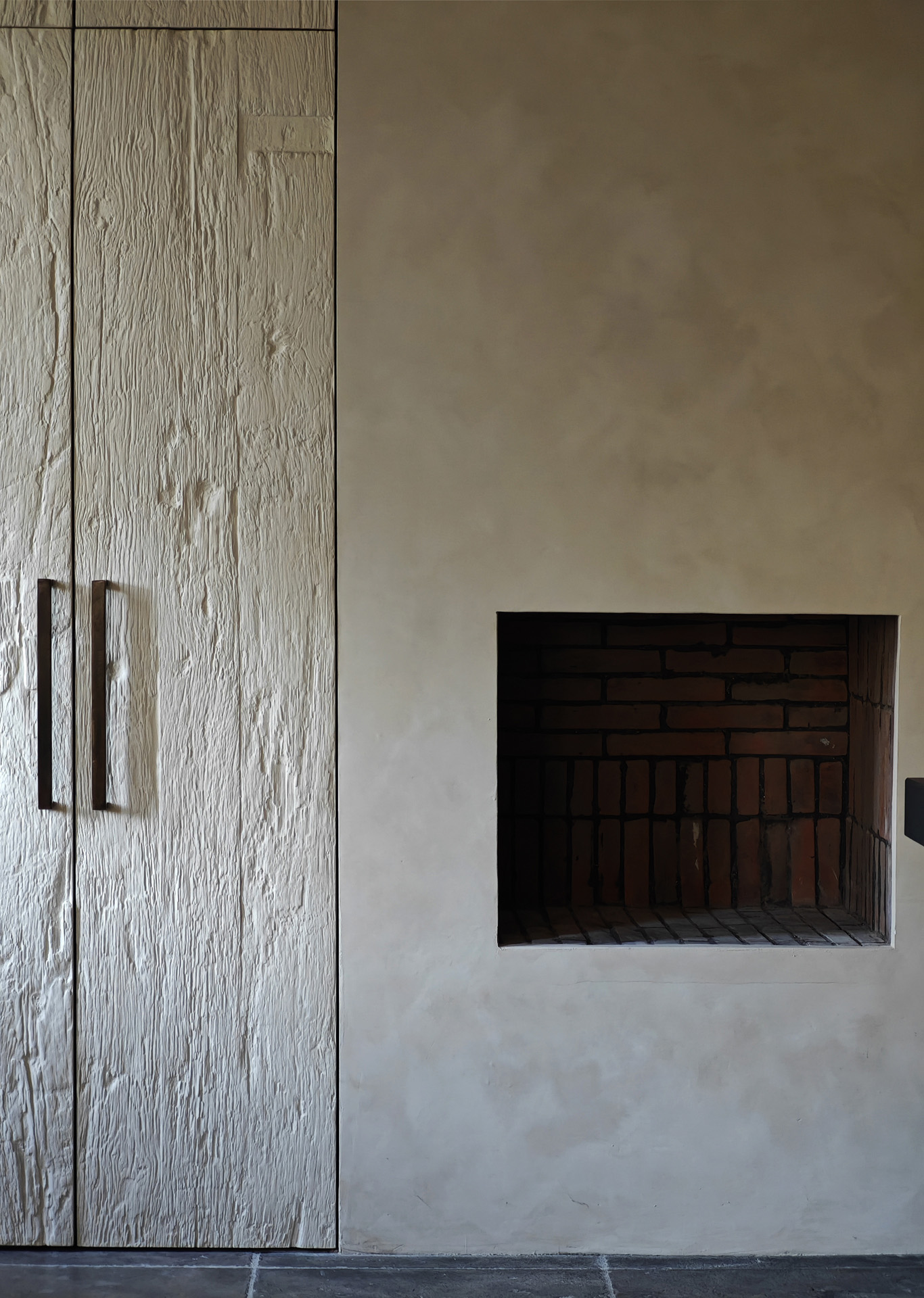 Cheminée avec foyer ouvert dans la cuisine