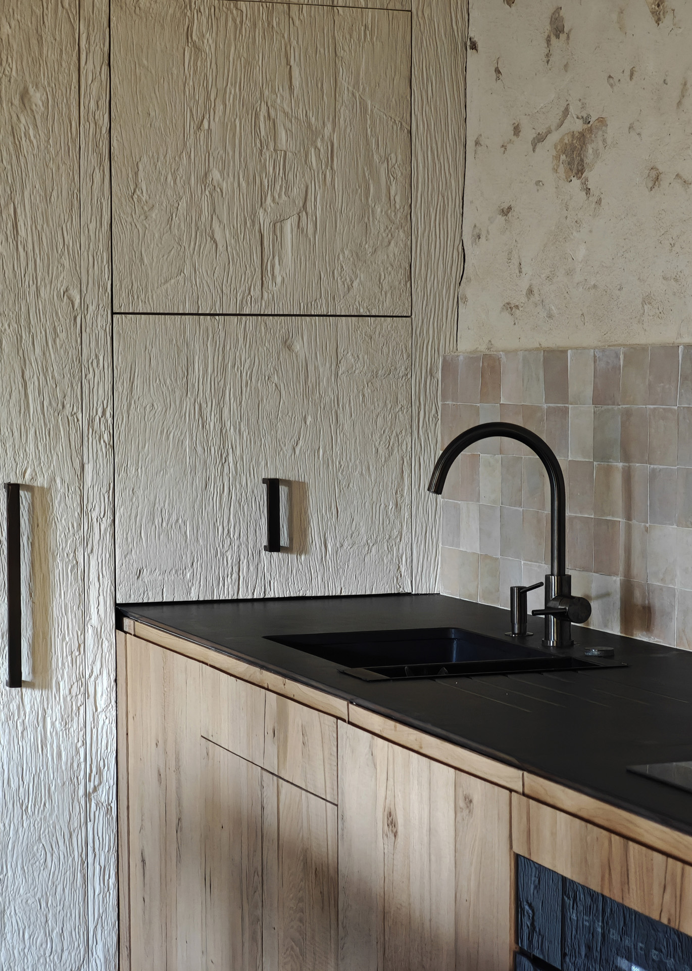 Crédence en zelliges et évier noir