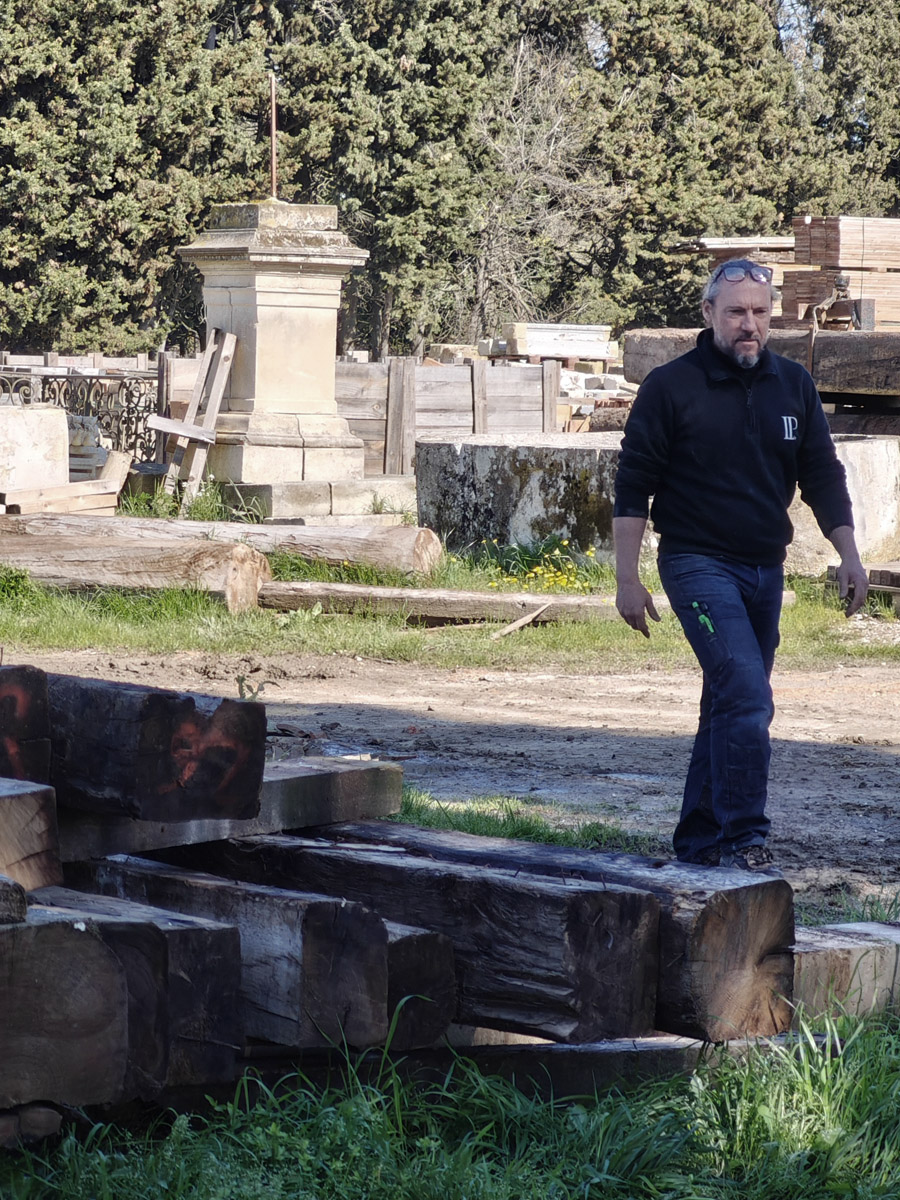Laurent Passe à la recherche de bois anciens